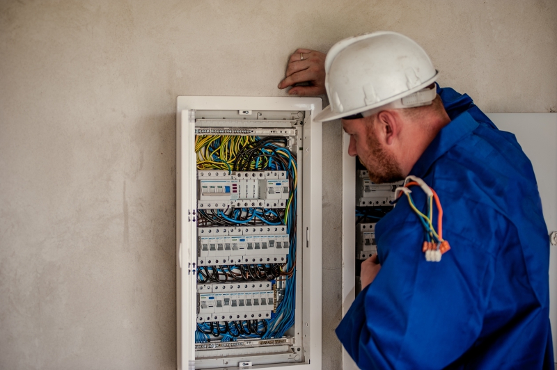 electricite-CAVALAIRE SUR MER-min_electrician-2755683